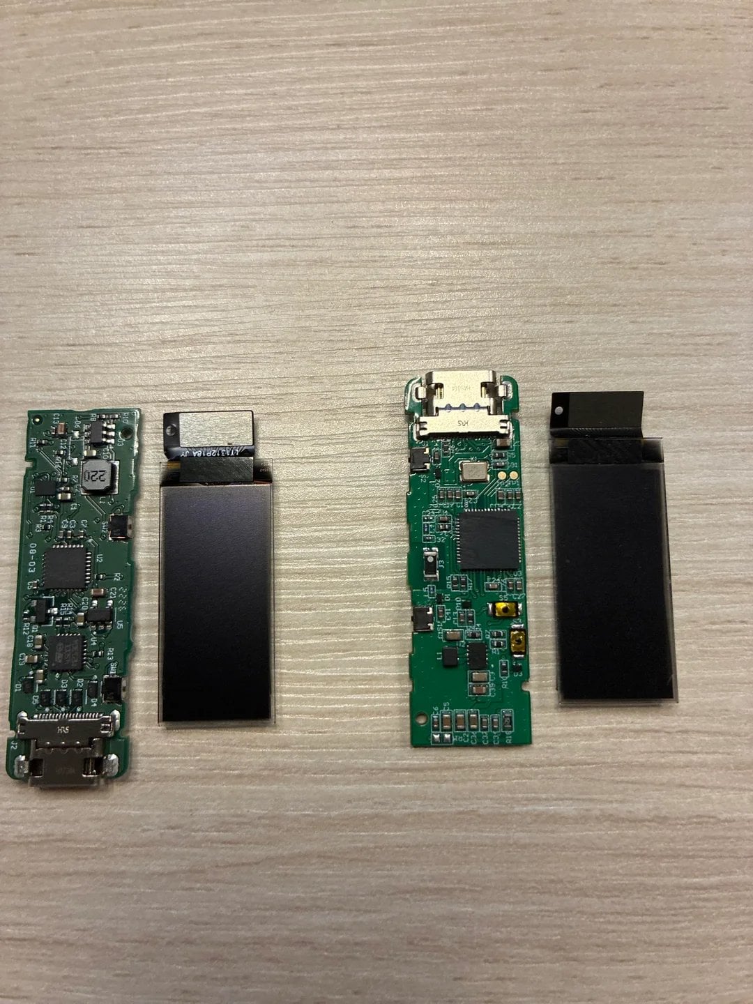 Placa interna da Ledger falsa com chip ESP32 da Espressif Systems e antenas de WiFi e Bluetooth