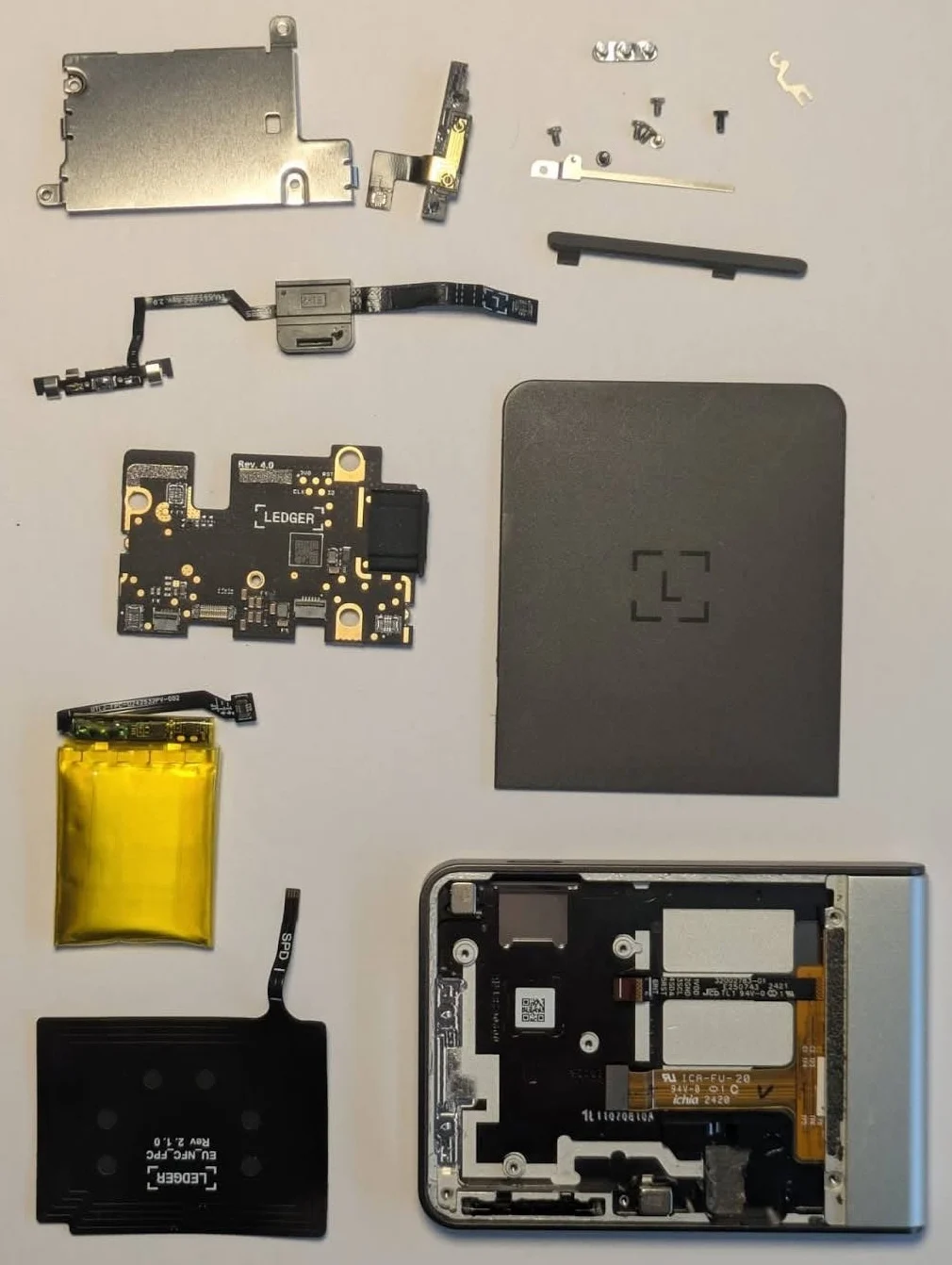 Ledger Flex desmontada vista pelo outro lado, com a estrutura interna