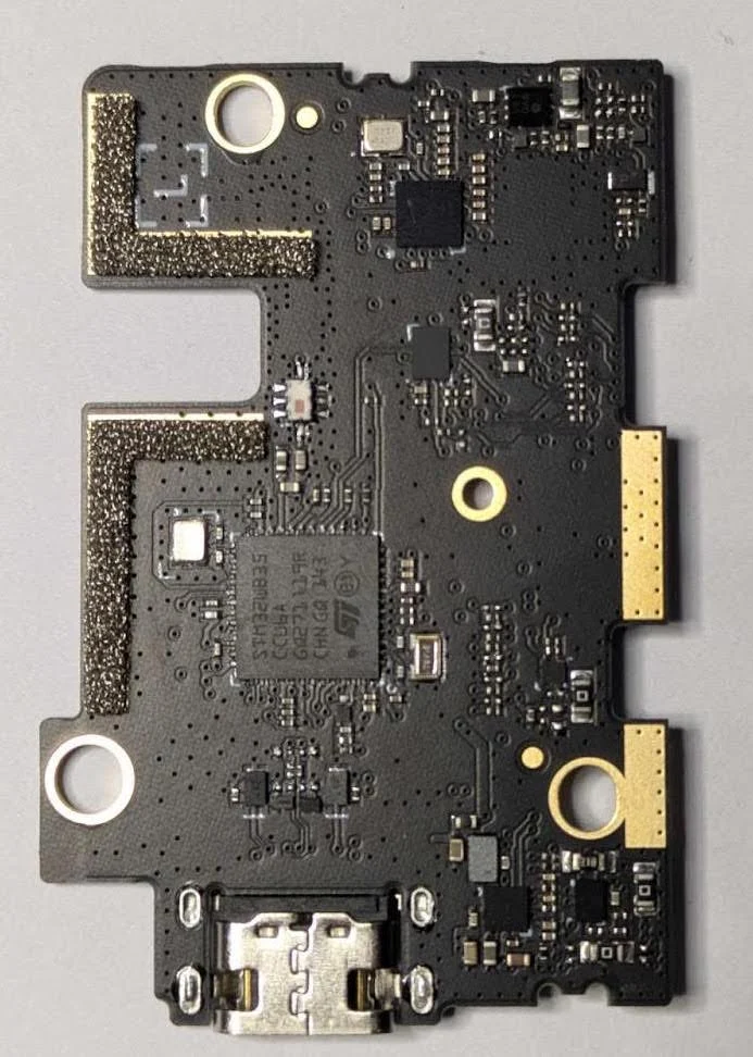 Parte traseira da placa de circuito impresso (PCB) da Ledger Flex