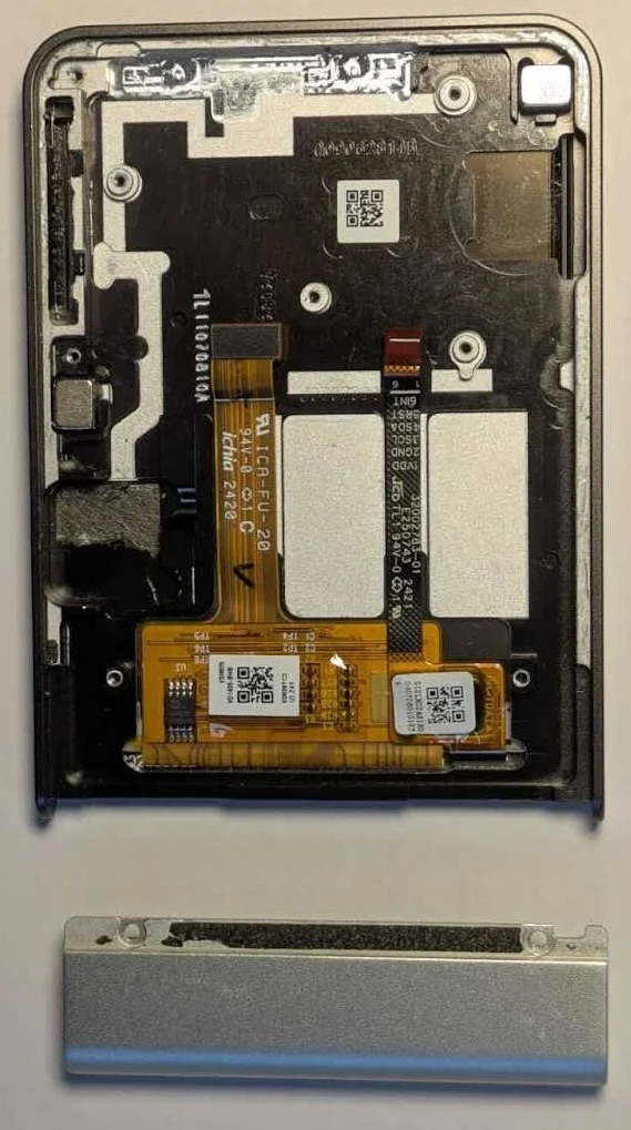 Ledger Flex com a estrutura de alumínio removida, vista traseira