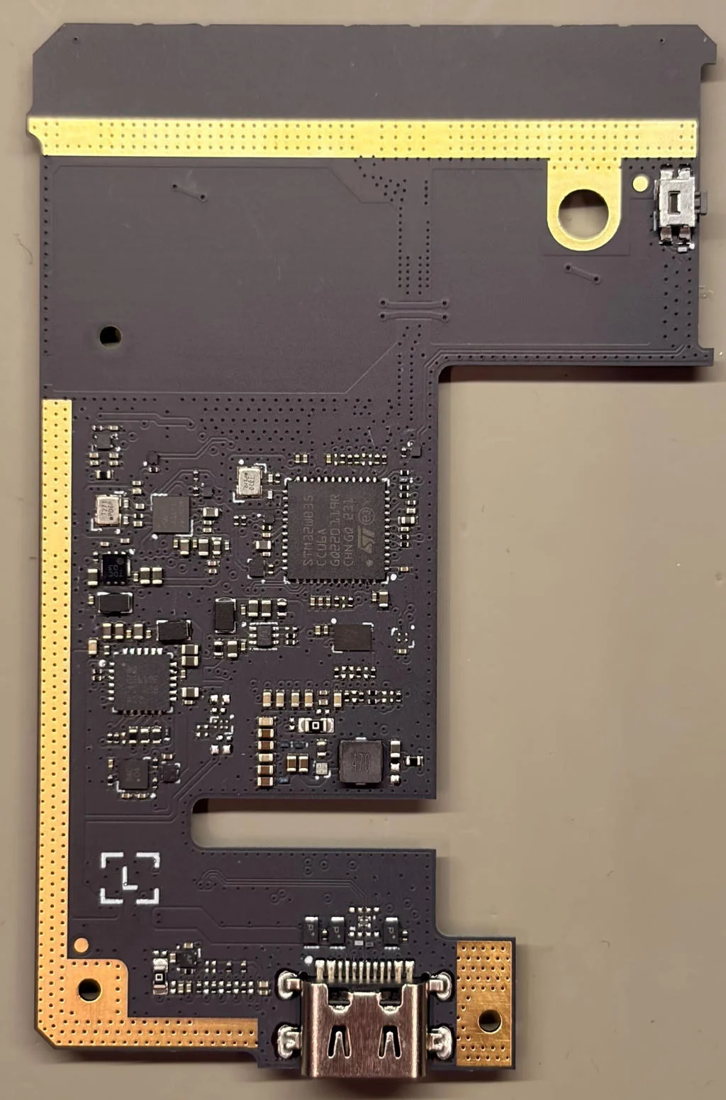Parte traseira da placa de circuito impresso (PCB) da Ledger Nano Gen5