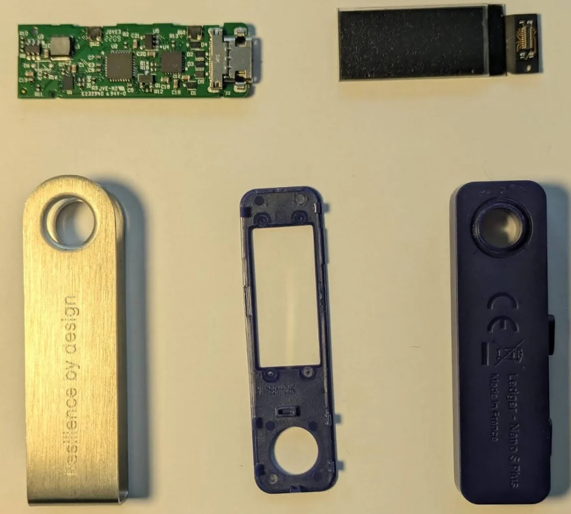 Ledger Nano S Plus desmontada vista pelo outro lado