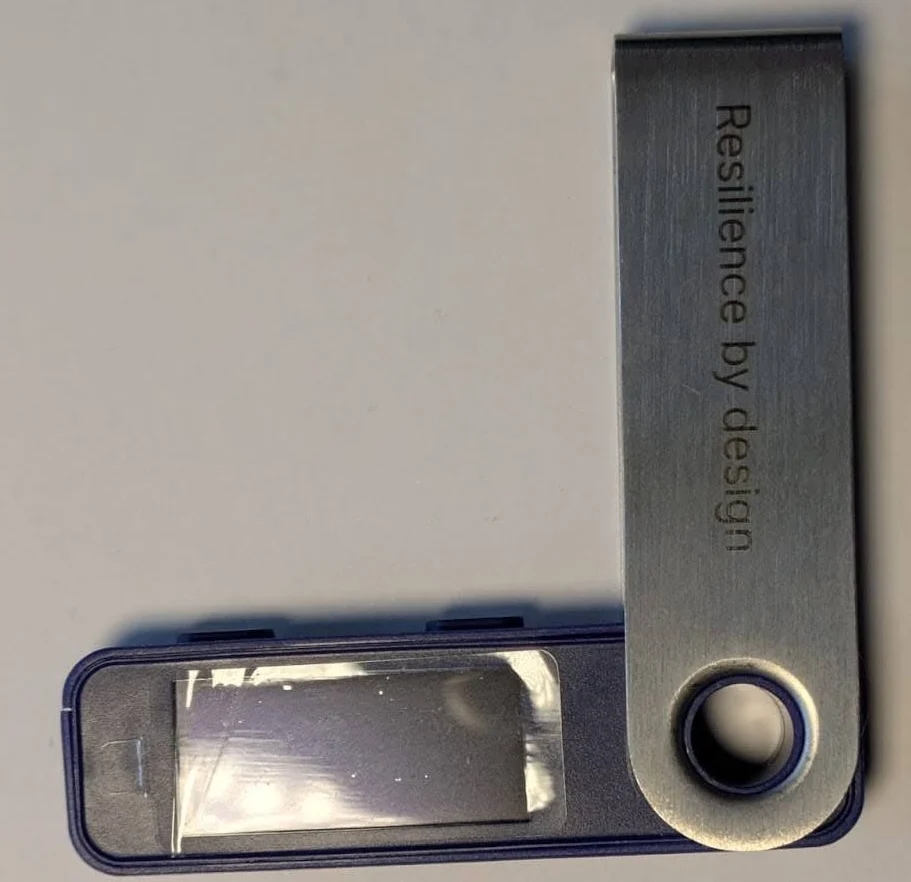 Ledger Nano S Plus original, vista frontal