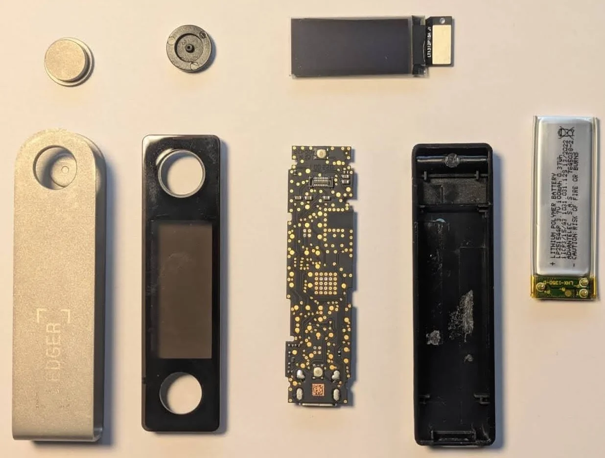 Ledger Nano X desmontada com os componentes internos oficiais: placa de circuito, tela OLED, bateria e estrutura
