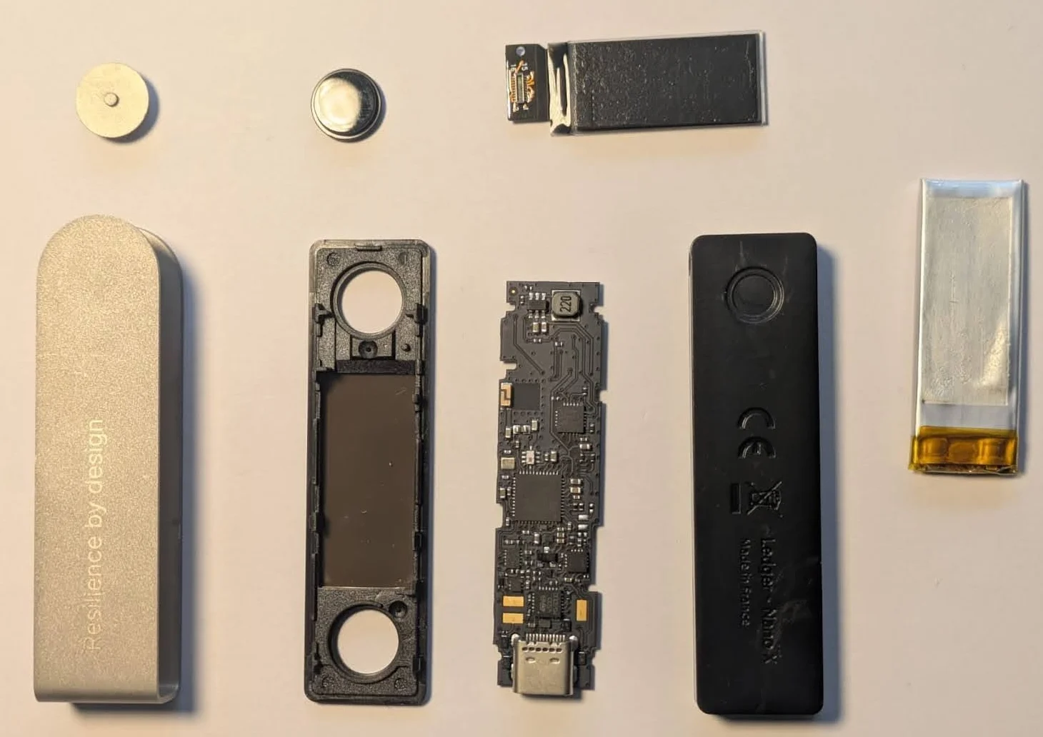 Ledger Nano X desmontada vista pelo outro lado