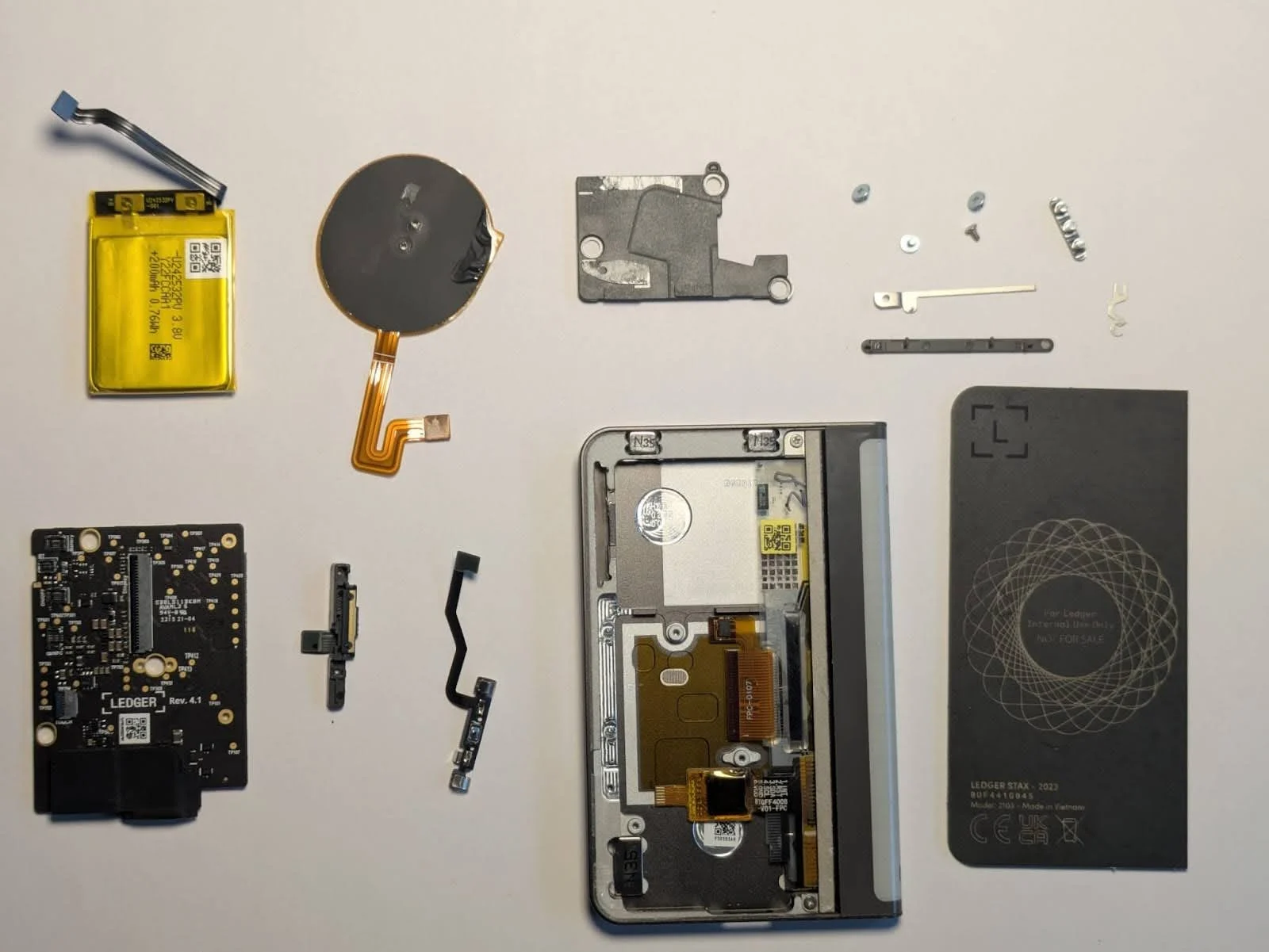 Ledger Stax desmontada vista pelo outro lado, com a estrutura interna e a placa de circuito
