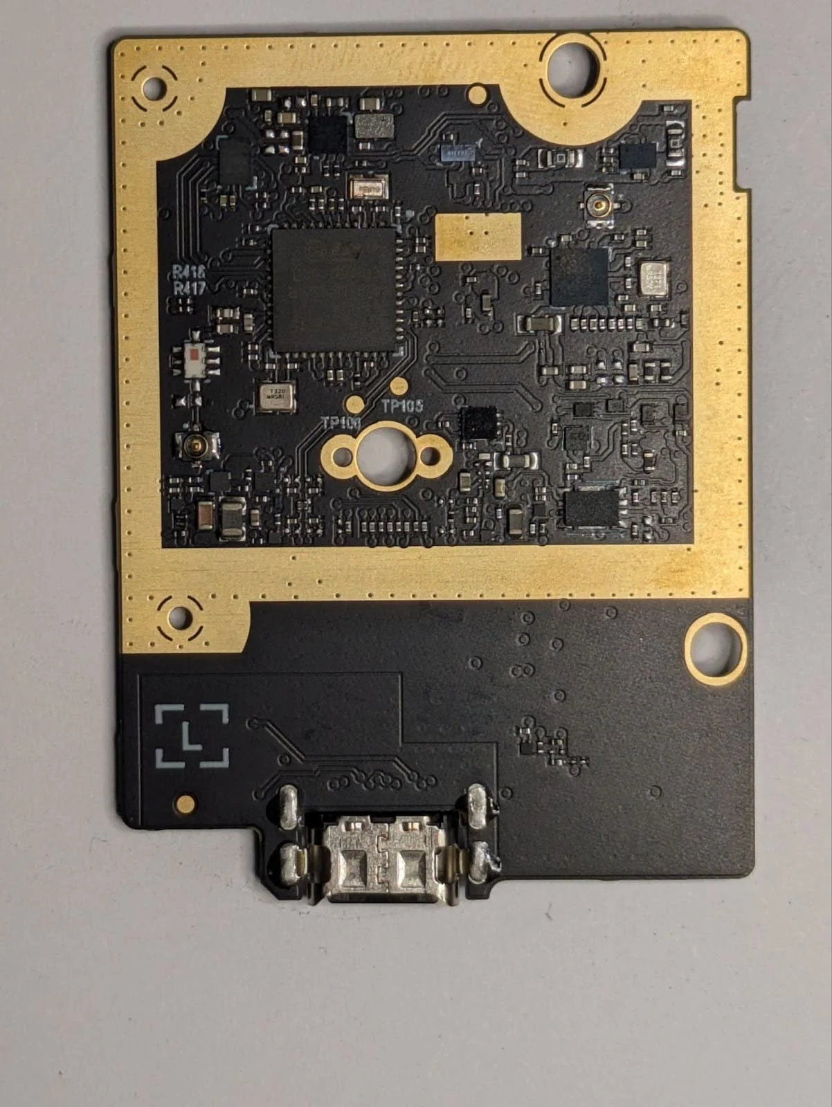 Parte traseira da placa de circuito impresso (PCB) da Ledger Stax